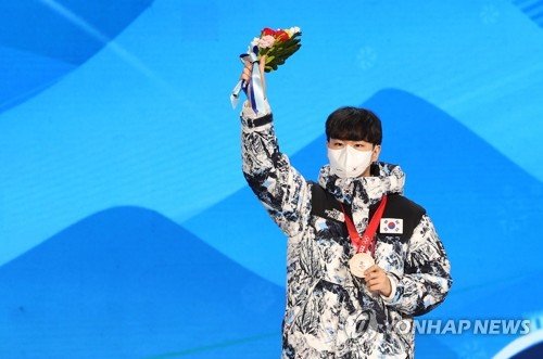 음주운전으로 태극마크를 내려놓은 2022 베이징 동계올림픽 스피드스케이팅 남자 1500m 동메달리스트 김민석이 헝가리 국기를 달고 2026 밀라노·코르티나 동계올림픽 출전을 확정하면서, 책임과 기회 사이를 둘러싼 논쟁이 거세지고 있다. 김민석은 2024년 7월 헝가리 국적을 취득한 뒤 국제빙상경기연맹(ISU) 등록 국적을 한국에서 헝가리로로 변경했고, 주종목인 1000m와 1500m 출전권을 확보했다. 연합뉴스