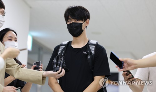 음주운전으로 태극마크를 내려놓은 2022 베이징 동계올림픽 스피드스케이팅 남자 1500m 동메달리스트 김민석이 헝가리 국기를 달고 2026 밀라노·코르티나 동계올림픽 출전을 확정하면서, 책임과 기회 사이를 둘러싼 논쟁이 거세지고 있다. 김민석은 2024년 7월 헝가리 국적을 취득한 뒤 국제빙상경기연맹(ISU) 등록 국적을 한국에서 헝가리로로 변경했고, 주종목인 1000m와 1500m 출전권을 확보했다. 연합뉴스