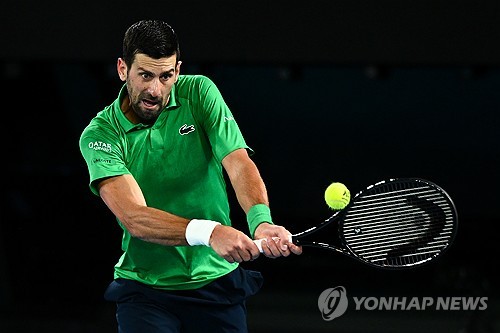 22세의 '테니스 천재' 카를로스 알카라스(스페인)가 '살아있는 전설' 노박 조코비치(38·세르비아)를 무너뜨리고 테니스 역사를 새로 썼다. 2026 호주오픈 테니스 대회 남자 단식 결승에서 조코비치를 3-1(2-6, 6-2, 6-3, 7-5)로 제압하고 우승 트로피를 들어 올렸다. 이로써 알카라스는 프랑스오픈(2024, 2025), 윔블던(2023, 2024), US오픈(2022, 2025)에 이어 마지막 퍼즐이었던 호주오픈까지 정복하며 4대 메이저 대회를 모두 제패하는 '커리어 그랜드슬램'을 달성했다. 연합뉴스