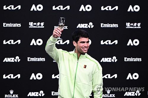 22세의 '테니스 천재' 카를로스 알카라스(스페인)가 '살아있는 전설' 노박 조코비치(38·세르비아)를 무너뜨리고 테니스 역사를 새로 썼다. 2026 호주오픈 테니스 대회 남자 단식 결승에서 조코비치를 3-1(2-6, 6-2, 6-3, 7-5)로 제압하고 우승 트로피를 들어 올렸다. 이로써 알카라스는 프랑스오픈(2024, 2025), 윔블던(2023, 2024), US오픈(2022, 2025)에 이어 마지막 퍼즐이었던 호주오픈까지 정복하며 4대 메이저 대회를 모두 제패하는 '커리어 그랜드슬램'을 달성했다. 연합뉴스