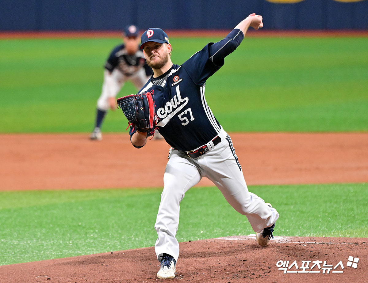 2025시즌 KBO리그 두산 베어스에서 부진 끝에 재계약에 실패했던 미국 출신 좌완 콜어빈이 월드시리즈 2연패를 달성한 LA 다저스에서 메이저리그 재입성을 노리게 됐다. 콜 어빈은 지난해 2월 두산의 호주 스프링캠프 때만 하더라도 호평이 쏟아졌다. 193cm 건장한 체격에 구위와 제구를 모두 갖춘 완성형 선발 유형으로 평가받았다. 그러나 콜 어빈은 2025시즌 28경기 144⅔이닝 8승12패 평균자책점 4.48에 그쳤다. 규정이닝을 겨우 채웠고, 투구 내용도 좋지 못했다. 퀄리티 스타트(6이닝 이상, 3자책점 이하)는 10차례뿐이었다. 엑스포츠뉴스DB