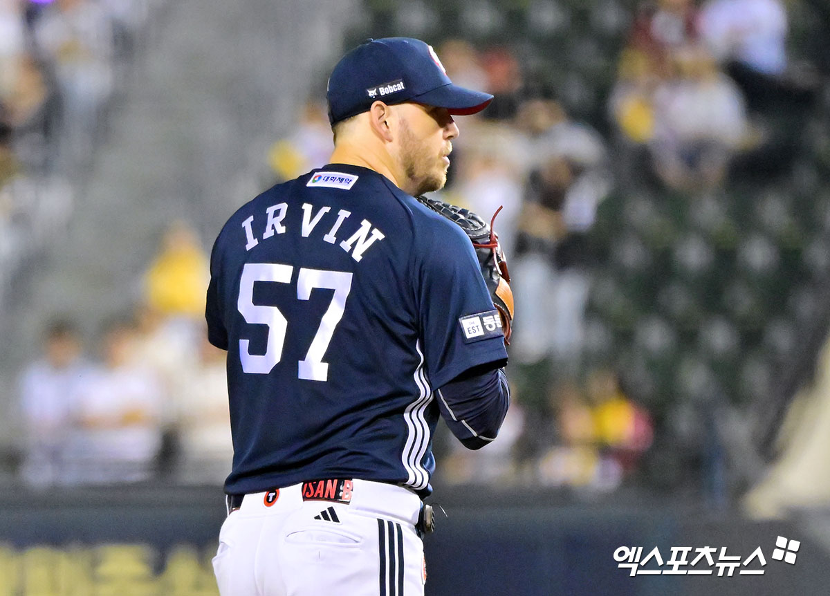 2025시즌 KBO리그 두산 베어스에서 부진 끝에 재계약에 실패했던 미국 출신 좌완 콜어빈이 월드시리즈 2연패를 달성한 LA 다저스에서 메이저리그 재입성을 노리게 됐다. 콜 어빈은 지난해 2월 두산의 호주 스프링캠프 때만 하더라도 호평이 쏟아졌다. 193cm 건장한 체격에 구위와 제구를 모두 갖춘 완성형 선발 유형으로 평가받았다. 그러나 콜 어빈은 2025시즌 28경기 144⅔이닝 8승12패 평균자책점 4.48에 그쳤다. 규정이닝을 겨우 채웠고, 투구 내용도 좋지 못했다. 퀄리티 스타트(6이닝 이상, 3자책점 이하)는 10차례뿐이었다. 엑스포츠뉴스DB