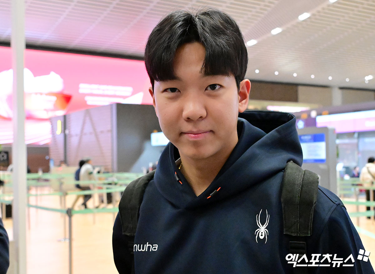 한화 이글스 황준서가 벌크업 이후 첫 불펜 피칭에서 긍정적인 성과를 거뒀다. 그는 2일 한화 공식 유튜브 채널 'Eagles TV' 영상에 출연해 '(비시즌 동안)한 5~6kg 정도 체중이 늘었다. 대전에서 이지풍 트레이닝 코치님이랑 계속 웨이트 트레이닝하면서 프로틴을 3개씩 먹었다. 아침까지 잘 챙겨 먹다 보니까 그 몸무게를 찍은 것 같다'며 '제가 느끼기에는 그래도 힘이 좀 생긴 것 같다. 오늘은 체감이 됐다. 공을 때리는 데에 있어서 뭔가 힘이 더 실리는 느낌'이라고 말했다. 엑스포츠뉴스 DB