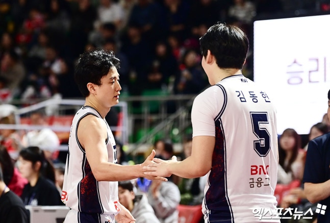 2일 오후 서울 송파구 잠실학생체육관에서 열린 '2025-2026 LG전자 프로농구' 서울 SK와 부산 KCC의 경기, 2쿼터 종료 후 KCC 허웅이 코트를 빠져나가며 동료들과 하이파이브를 나누고 있다. 엑스포츠뉴스 DB