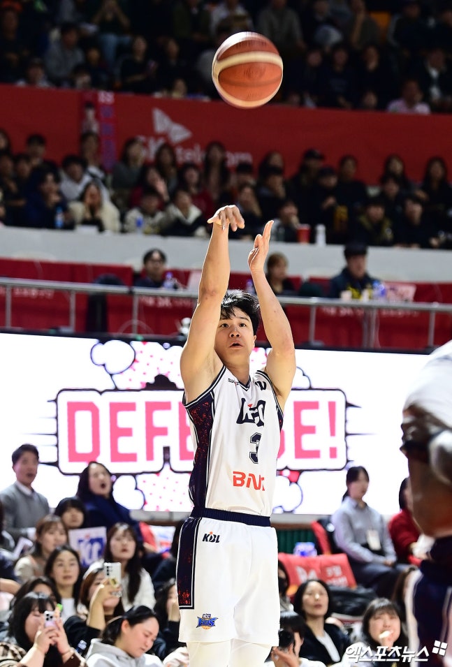 2일 오후 서울 송파구 잠실학생체육관에서 열린 '2025-2026 LG전자 프로농구' 서울 SK와 부산 KCC의 경기, KCC 허웅이 슛을 성공시키고 있다.