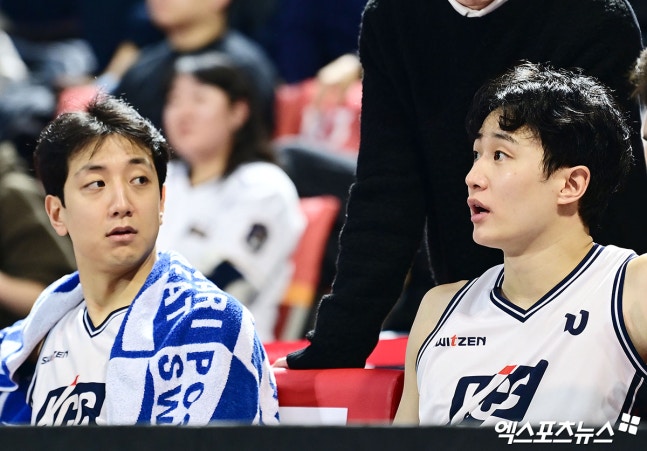2일 오후 서울 송파구 잠실학생체육관에서 열린 '2025-2026 LG전자 프로농구' 서울 SK와 부산 KCC의 경기, KCC 허훈, 허웅 형제가 벤치에서 이야기를 나누고 있다.