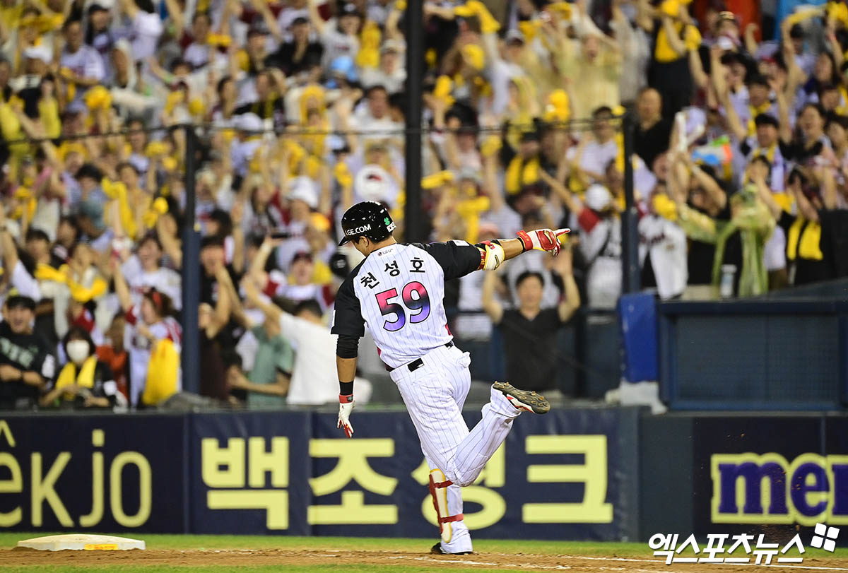 LG 트윈스 천성호가 2026시즌 완벽한 슈퍼 유틸리티로 거듭나기 위한 담금질에 돌입했다. 그는 이번 미국 애리조나 1차 스프링캠프에 외야, 내야, 1루수 미트까지 총 세 개의 글러브를 준비했다. 엑스포츠뉴스 DB