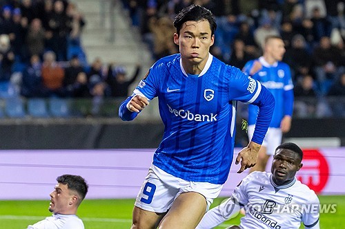 지난 여름 독일 분데스리가 이적이 목전에서 좌절된 데 이어 이번 겨울 기대를 모았던 잉글리시 프리미어리그(EPL) 입성마저 끝내 불발됐다. 유럽 빅리그 입성 꿈이 좌절된 국가대표 스트라이커 오현규가 튀르키예 명문 베식타스에서 새로운 도전에 나선다. 튀르키예 유력 매체 파나틱은 3일 '겨울 이적시장에서 전력 보강을 꾀하던 베식타스가 오현규 영입에 사실상 합의했다'고 보도했다. 보도에 따르면 베식타스는 오현규 영입을 위해 초기 1200만 유로(약 205억원)를 제안했으나 거절당했다. 그러자 보너스를 포함해 총액 1500만 유로(약 256억원) 규모의 제안을 건네 헹크의 확답을 받아낸 것으로 알려졌다. 벨기에 현지 매체 HLN 역시 '베식타스가 최대 1700만 유로(약 290억원)까지 이적료를 높여 헹크를 압박하고 있다'며 협상이 급진전되고 있다고 알렸다. 베식타스는 리그 통산 16회 우승을 자랑하는 명문 구단이지만 올 시즌 5위에 머물며 자존심을 구기고 있어 오현규 영입을 통해 후반기 반등을 노린다는 계획이다. 연합뉴스