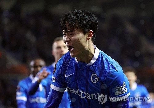 지난 여름 독일 분데스리가 이적이 목전에서 좌절된 데 이어 이번 겨울 기대를 모았던 잉글리시 프리미어리그(EPL) 입성마저 끝내 불발됐다. 유럽 빅리그 입성 꿈이 좌절된 국가대표 스트라이커 오현규가 튀르키예 명문 베식타스에서 새로운 도전에 나선다. 튀르키예 유력 매체 파나틱은 3일 '겨울 이적시장에서 전력 보강을 꾀하던 베식타스가 오현규 영입에 사실상 합의했다'고 보도했다. 보도에 따르면 베식타스는 오현규 영입을 위해 초기 1200만 유로(약 205억원)를 제안했으나 거절당했다. 그러자 보너스를 포함해 총액 1500만 유로(약 256억원) 규모의 제안을 건네 헹크의 확답을 받아낸 것으로 알려졌다. 벨기에 현지 매체 HLN 역시 '베식타스가 최대 1700만 유로(약 290억원)까지 이적료를 높여 헹크를 압박하고 있다'며 협상이 급진전되고 있다고 알렸다. 베식타스는 리그 통산 16회 우승을 자랑하는 명문 구단이지만 올 시즌 5위에 머물며 자존심을 구기고 있어 오현규 영입을 통해 후반기 반등을 노린다는 계획이다. 연합뉴스