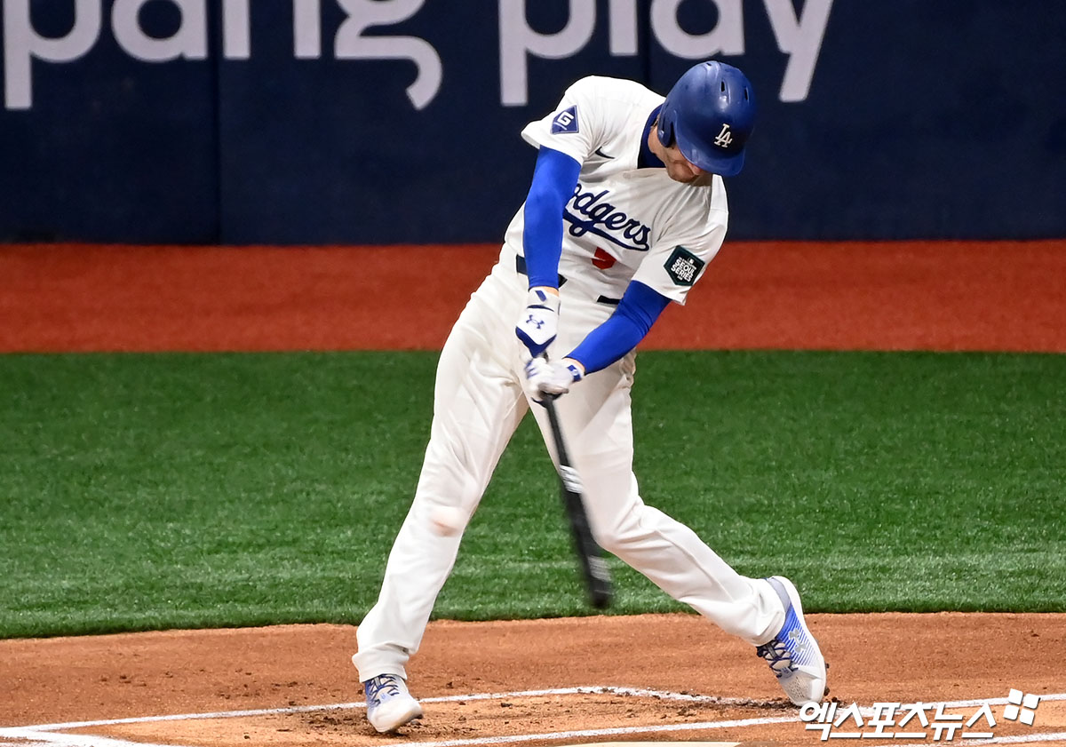 LA 다저스 프레디 프리먼이 '개인적인 상황 때문에 이번 대회에 출전하지 못하게 됐다. 푸에르토리코까지 가서 가족과 그렇게 멀리 떨어져 있어야 하는 상황이 어려웠다. 저는 캘리포니아에 가까이 있어야 했다'며 2026 월드베이스볼클래식(WBC)에 불참하는 이유를 밝혔다. 캐나다 대표팀은 프리먼의 대체자로 NC 다이노스 맷 데이비슨을 차출했다. 엑스포츠뉴스 DB