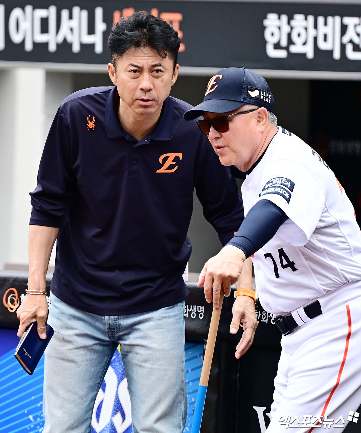 자유계약선수(FA) 외야수 손아섭의 거취가 여전히 안갯속이다. 원소속팀 한화 이글스가 호주 멜버른 스프링캠프 일정을 반환점을 돈 가운데 여전히 손아섭은 결정을 내리지 않았다. 설사 잔류 계약을 하더라도 멜버른 스프링캠프 합류가 어려워진 분위기다. 한화 구단은 여전히 손아섭의 결정을 기다리고 있다. 4일 멜버른 스프링캠프 현장에서 만난 손혁 단장은 '최종 제안 조건에는 변함이 없다'면서도 '다만, 선수 측과의 대화는 계속 이어가고 있다. 결정을 내리길 기다리는 상황'이라고 밝혔다. 한화는 손아섭에게 1년 단년 보장 계약 조건을 제시한 것으로 알려졌다. 엑스포츠뉴스DB