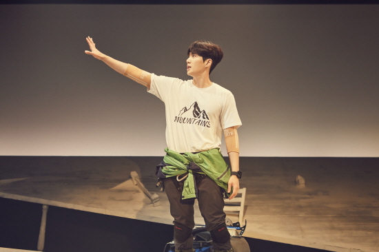 연극 '터칭 더 보이드'