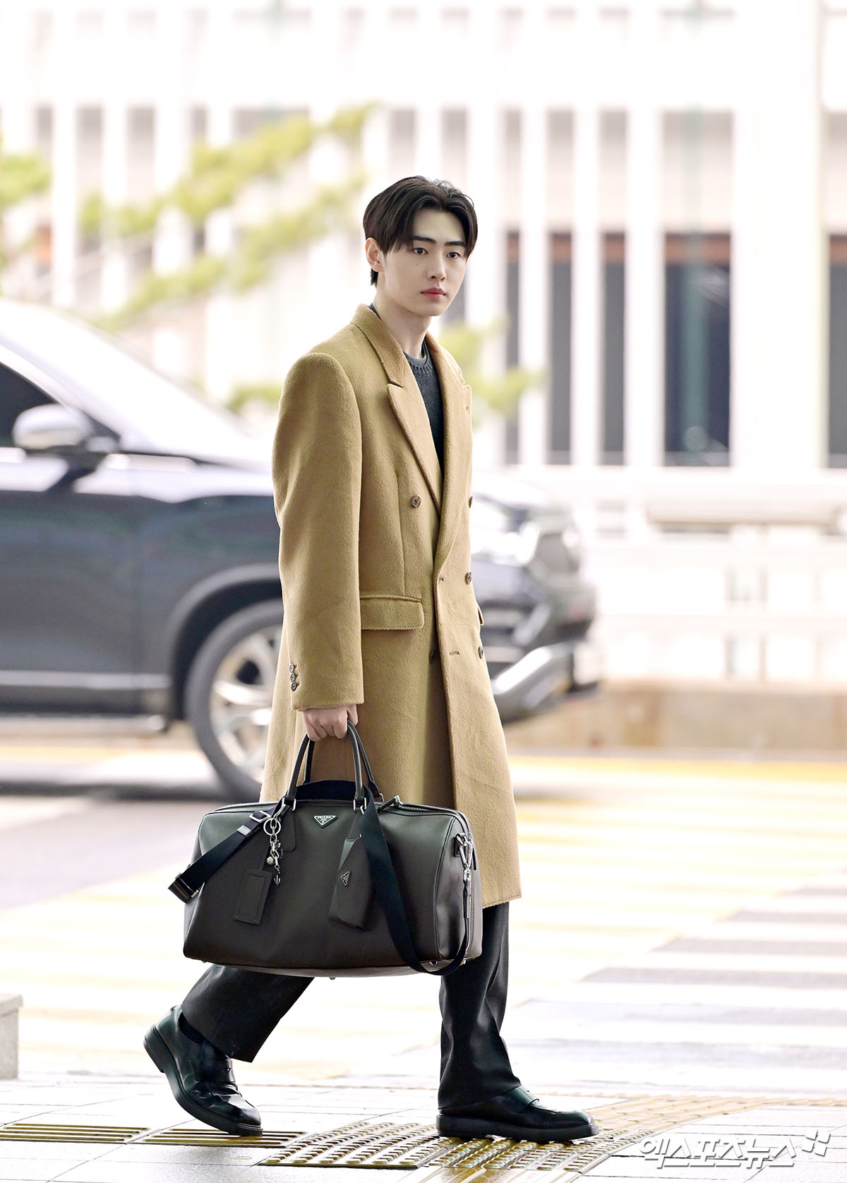 엔하이픈 성훈이 출국하고 있다.