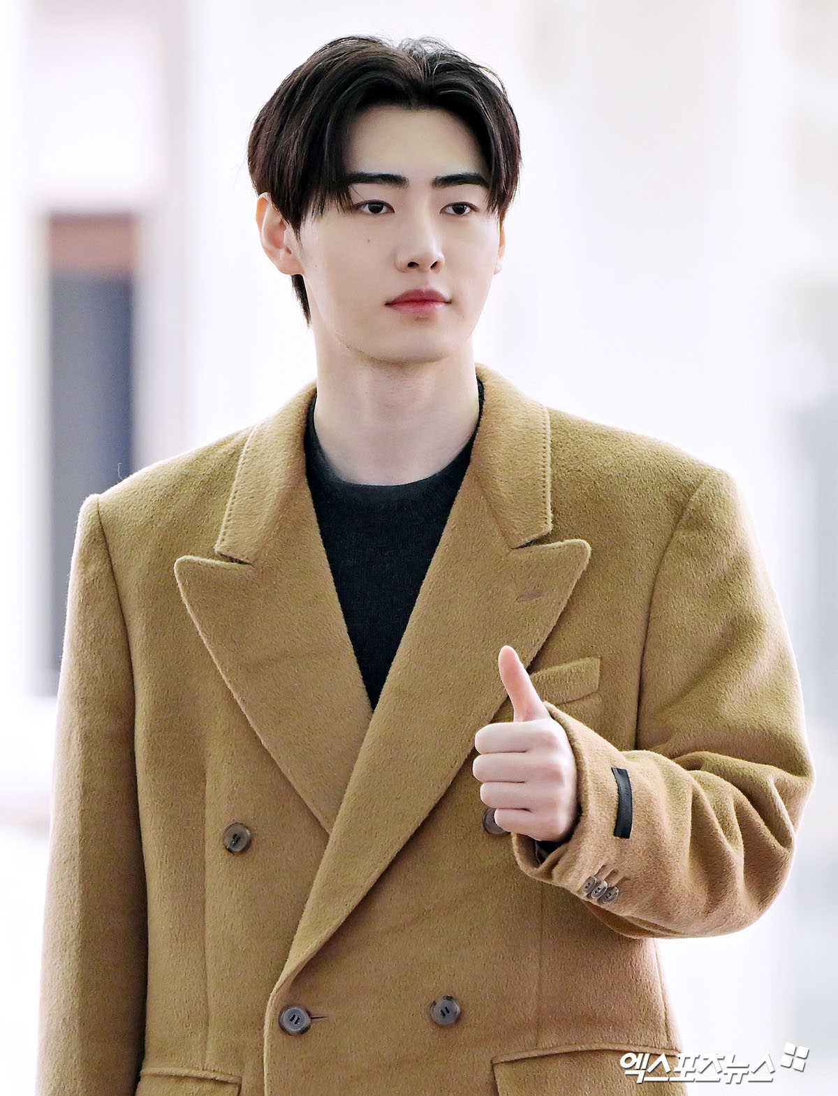 엔하이픈 성훈이 출국하고 있다.