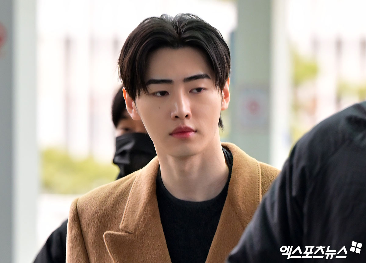 엔하이픈 성훈이 출국하고 있다.