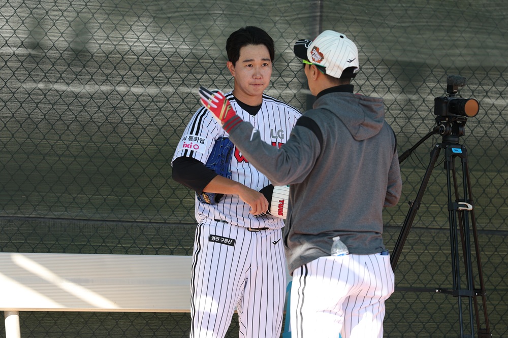 LG 트윈스 마무리 투수 유영찬이 미국 애리조나에서 진행 중인 소속팀 1차 스프링캠프에서 두 차례 불펜피칭을 실시, 코칭스태프로부터 합격점을 받았다. 사진 LG 트윈스 제공
