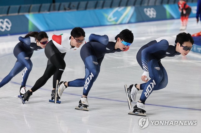 음주운전 징계 도중 헝가리로 귀화해 논란의 중심에 선 '전 국가대표' 김민석(26)이 2026 밀라노·코르티나담페초 동계올림픽 현장에 모습을 드러냈다. 연합뉴스에 따르면 김민석은 4일(한국시간) 이탈리아 밀라노 스피드스케이팅 스타디움에서 합동 훈련했다. 훈련 후 국내 취재진의 인터뷰 요청에 김민석은 정중히 거절한 뒤 선수촌 행 버스에 몸을 실은 것으로 알려졌다. 연합뉴스