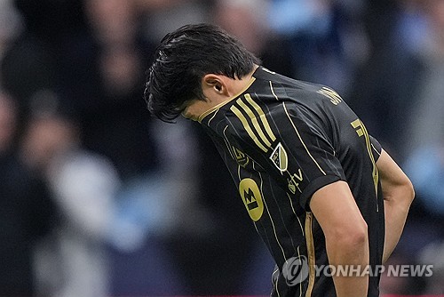 미국 메이저리그사커(MLS) 무대를 뒤흔들었던 LAFC 손흥민, 드니 부앙가가 '흥부 듀오' 결성 반년 만에 역사 속으로 사라질 전망이다. 손흥민과 환상적인 호흡을 자랑하던 '단짝' 부앙가가 브라질행 비행기에 오를 채비를 마쳤다. 이번 이적은 플루미넨시의 적극적인 공세가 주효했다. 앞서 플루미넨시는 1200만 달러(약 174억원)를 제시했다가 거절당했으나, 포기하지 않고 금액을 1500만 달러(약 217억원)까지 끌어올렸다. 연합뉴스