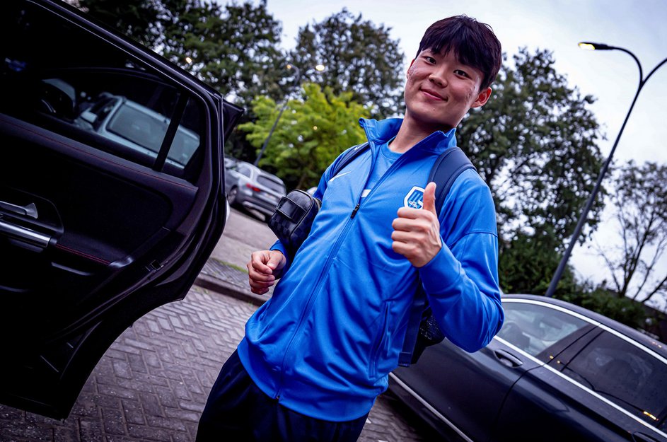 국가대표 공격수 오현규가 튀르키예 명문 베식타스로 이적하며 자신의 가치를 입증했다. 특히 K리그 무대를 떠난 지 불과 3년여 만에 이적료를 5배 이상 끌어올리며 유럽 무대에서의 경쟁력을 확실히 증명해 냈다. 베식타스는 오현규를 영입하기 위해 헹크 측에 옵션 포함 총액 1500만 유로(약 256억원)라는 거액을 베팅했다. SNS