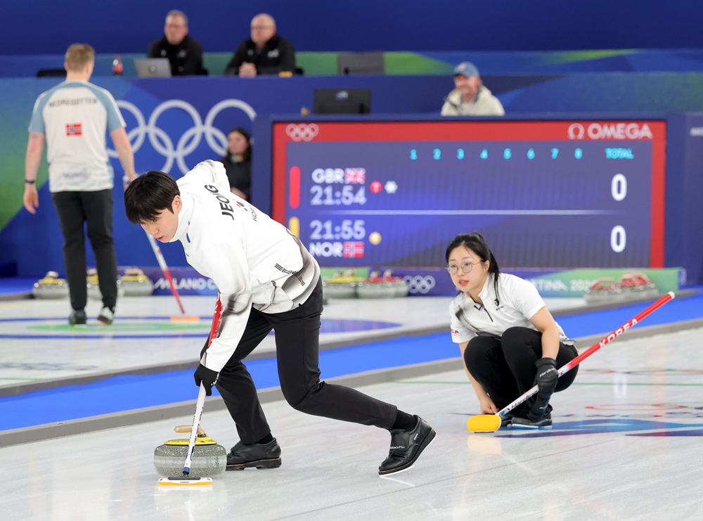 김선영(오른쪽)과 정영석이 5일(한국시간) 이탈리아 코르티나담페초의 코르티나 컬링 올림픽 스타디움에서 열린 2026 밀라노·코르티나담페초 동계 올림픽 컬링 믹스더블 라운드로빈 첫 경기에서 스웨덴의 이사벨라 브라노-라스무스 브라노에게 3-10으로 졌다. 사진 연합뉴스
