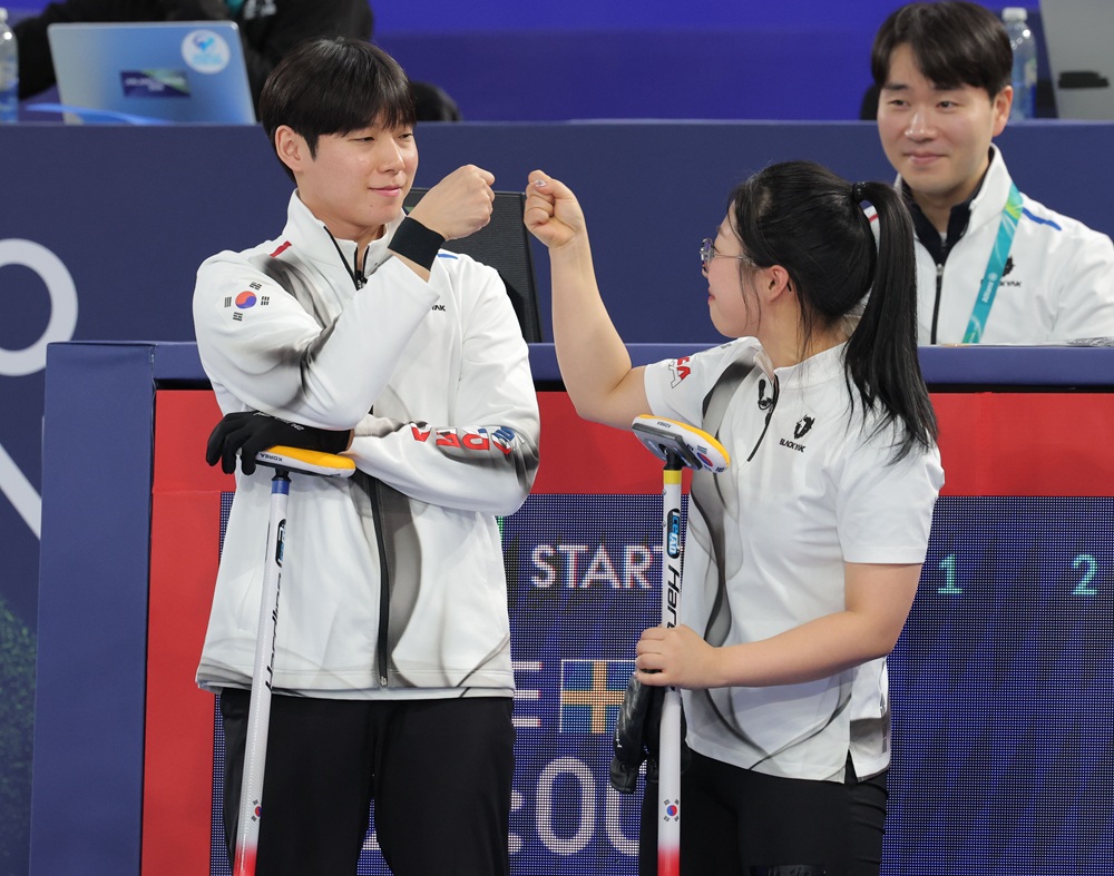 김선영(오른쪽)과 정영석이 5일(한국시간) 이탈리아 코르티나담페초의 코르티나 컬링 올림픽 스타디움에서 열린 2026 밀라노·코르티나담페초 동계 올림픽 컬링 믹스더블 라운드로빈 첫 경기에서 스웨덴의 이사벨라 브라노-라스무스 브라노에게 3-10으로 졌다. 사진 연합뉴스