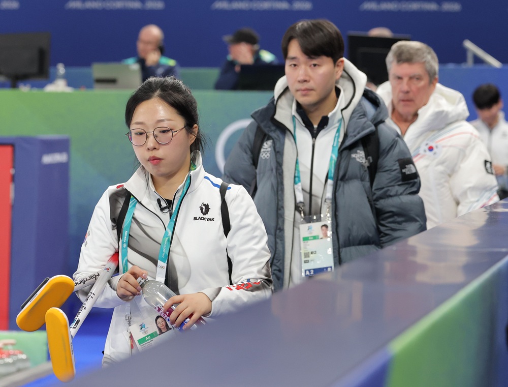 김선영(왼쪽)과 정영석이 5일(한국시간) 이탈리아 코르티나담페초의 코르티나 컬링 올림픽 스타디움에서 열린 2026 밀라노·코르티나담페초 동계 올림픽 컬링 믹스더블 라운드로빈 첫 경기에서 스웨덴의 이사벨라 브라노-라스무스 브라노에게 3-10으로 졌다. 사진 연합뉴스