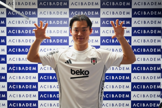 튀르키예 명문 베식타스가 거액의 승부수를 던졌다. 구단 역사상 첫 한국 선수로 이름을 올린 오현규를 향해 이들은 역사에 남을 선택을 했다. 튀르키예 쉬페르리그 명문 베식타스는 5일(한국시간) 공식 홈페이지를 통해 오현규 영입을 공식 발표했다. 계약기간은 2029년 여름까지 3년 6개월이다. 구단은 '오현규와 구단이 합의에 도달했다. 전체 이적료 1400만 유로(약 241억원)를 헹크(벨기에)에 지불했다. 2028-2029시즌까지 3년 반 동안 계약에 합의했다'라고 발표했다. 베식타스