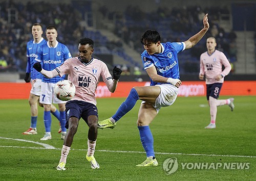 튀르키예 명문 베식타스가 거액의 승부수를 던졌다. 구단 역사상 첫 한국 선수로 이름을 올린 오현규를 향해 이들은 역사에 남을 선택을 했다. 튀르키예 쉬페르리그 명문 베식타스는 5일(한국시간) 공식 홈페이지를 통해 오현규 영입을 공식 발표했다. 계약기간은 2029년 여름까지 3년 6개월이다. 구단은 '오현규와 구단이 합의에 도달했다. 전체 이적료 1400만 유로(약 241억원)를 헹크(벨기에)에 지불했다. 2028-2029시즌까지 3년 반 동안 계약에 합의했다'라고 발표했다. 연합뉴스