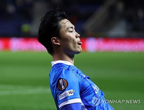 튀르키예 명문 베식타스가 거액의 승부수를 던졌다. 구단 역사상 첫 한국 선수로 이름을 올린 오현규를 향해 이들은 역사에 남을 선택을 했다. 튀르키예 쉬페르리그 명문 베식타스는 5일(한국시간) 공식 홈페이지를 통해 오현규 영입을 공식 발표했다. 계약기간은 2029년 여름까지 3년 6개월이다. 구단은 '오현규와 구단이 합의에 도달했다. 전체 이적료 1400만 유로(약 241억원)를 헹크(벨기에)에 지불했다. 2028-2029시즌까지 3년 반 동안 계약에 합의했다'라고 발표했다. 연합뉴스