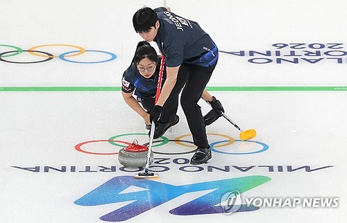 2026 밀라노·코르티나담페초 동계올림픽 컬링 믹스더블에 출전한 김선영(강릉시청)-정영석(강원도청) 조가 2연패를 기록하며 고개를 숙였다. 5일(한국시간) 이탈리아 코르티나담페초의 코르티나 컬링 올림픽 스타디움에서 열린 대회 믹스더블 라운드로빈 2경기서 이탈리아의 스테파니아 콘스탄티니-아모스 모사네르에게 4-8로 졌다. 김선영-정영석은 6일 스위스, 영국과 대결에서 승리를 노린다. 연합뉴스
