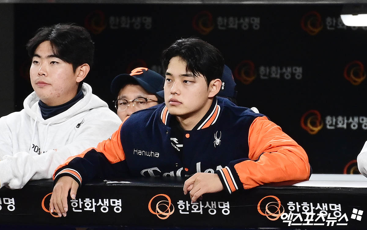 스프링캠프 불펜 피칭 도중 갑작스럽게 나타난 한화 이글스 투수 문동주의 어깨 통증으로 2026 월드베이스볼클래식(WBC)을 준비하는 한국 야구대표팀 전력 구상에도 빨간불이 켜졌다. 지난해 포스트시즌을 치르며 눈에 띄는 구위 저하를 보였던 문동주는 이후 'K-베이스볼 시리즈'에서 실전 등판을 한 경기도 소화하지 않았다. 엑스포츠뉴스 DB