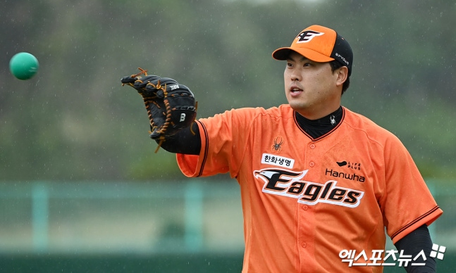 3월 월드베이스볼 클래식(WBC)에 출전할 한국 야구 국가대표 선수 30명이 확정됐다. KBO는 6일 서울 중구 한국프레스센터에서 류지현 대표팀 감독과 조계현 KBO 전력강화위원장 등이 참석한 가운데 2026 WBC 대표팀 기자회견을 개최했다. 이날 발표된 대표팀 명단에는 이정후(샌프란시스코 자이언츠), 김혜성(로스앤젤레스 다저스) 등 미국프로야구 메이저리그(MLB)에서 활약하는 선수들과 '한국계 빅 리거' 4명이 이름을 올렸다. 한국계 선수로는 야수 저마이 존스(디트로이트 타이거스), 셰이 위트컴(휴스턴 애스트로스)과 투수 데인 더닝(시애틀 매리너스), 라일리 오브라이언(세인트루이스 카디널스) 4명이 WBC에서 태극 마크를 달고 뛰게 됐다. 반면 전날 호주 스프링캠프에서 어깨 통증이 발견된 문동주는 제외됐다. 베테랑 류현진은 포함됐다. 엑스포츠뉴스DB