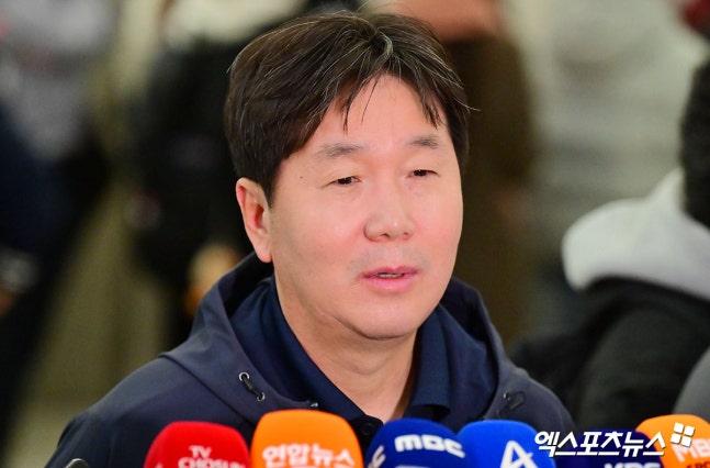 3월 월드베이스볼 클래식(WBC)에 출전할 한국 야구 국가대표 선수 30명이 확정됐다. KBO는 6일 서울 중구 한국프레스센터에서 류지현 대표팀 감독과 조계현 KBO 전력강화위원장 등이 참석한 가운데 2026 WBC 대표팀 기자회견을 개최했다. 이날 발표된 대표팀 명단에는 이정후(샌프란시스코 자이언츠), 김혜성(로스앤젤레스 다저스) 등 미국프로야구 메이저리그(MLB)에서 활약하는 선수들과 '한국계 빅 리거' 4명이 이름을 올렸다. 한국계 선수로는 야수 저마이 존스(디트로이트 타이거스), 셰이 위트컴(휴스턴 애스트로스)과 투수 데인 더닝(시애틀 매리너스), 라일리 오브라이언(세인트루이스 카디널스) 4명이 WBC에서 태극 마크를 달고 뛰게 됐다. 반면 전날 호주 스프링캠프에서 어깨 통증이 발견된 문동주는 제외됐다. 엑스포츠뉴스DB