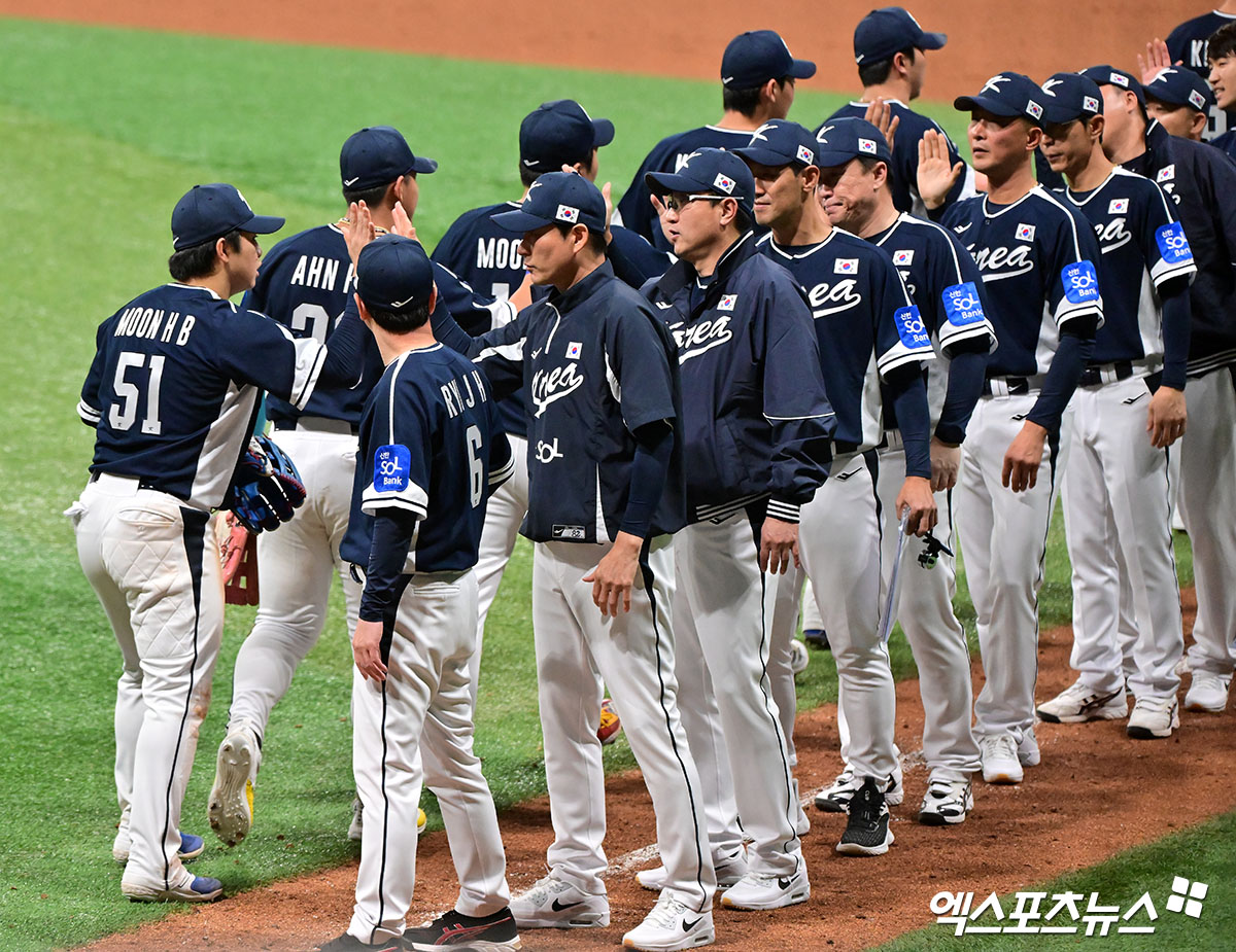 3월 월드베이스볼 클래식(WBC)에 출전할 한국 야구 국가대표 선수 30명이 확정됐다. KBO는 6일 서울 중구 한국프레스센터에서 류지현 대표팀 감독과 조계현 KBO 전력강화위원장 등이 참석한 가운데 2026 WBC 대표팀 기자회견을 개최했다. 이날 발표된 대표팀 명단에는 이정후(샌프란시스코 자이언츠), 김혜성(로스앤젤레스 다저스) 등 미국프로야구 메이저리그(MLB)에서 활약하는 선수들과 '한국계 빅 리거' 4명이 이름을 올렸다. 한국계 선수로는 야수 저마이 존스(디트로이트 타이거스), 셰이 위트컴(휴스턴 애스트로스)과 투수 데인 더닝(시애틀 매리너스), 라일리 오브라이언(세인트루이스 카디널스) 4명이 WBC에서 태극 마크를 달고 뛰게 됐다. 반면 전날 호주 스프링캠프에서 어깨 통증이 발견된 문동주는 제외됐다. 엑스포츠뉴스DB