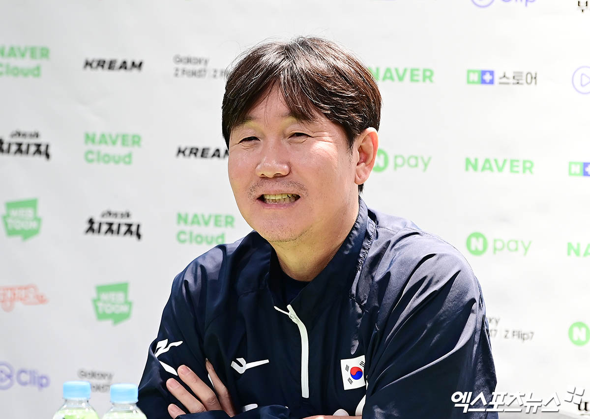 3월 월드베이스볼 클래식(WBC)에 출전할 한국 야구 국가대표 선수 30명이 확정됐다. KBO는 6일 서울 중구 한국프레스센터에서 류지현 대표팀 감독과 조계현 KBO 전력강화위원장 등이 참석한 가운데 2026 WBC 대표팀 기자회견을 개최했다. 이날 발표된 대표팀 명단에는 이정후(샌프란시스코 자이언츠), 김혜성(로스앤젤레스 다저스) 등 미국프로야구 메이저리그(MLB)에서 활약하는 선수들과 '한국계 빅 리거' 4명이 이름을 올렸다. 한국계 선수로는 야수 저마이 존스(디트로이트 타이거스), 셰이 위트컴(휴스턴 애스트로스)과 투수 데인 더닝(시애틀 매리너스), 라일리 오브라이언(세인트루이스 카디널스) 4명이 WBC에서 태극 마크를 달고 뛰게 됐다. 반면 전날 호주 스프링캠프에서 어깨 통증이 발견된 문동주는 제외됐다. 엑스포츠뉴스DB