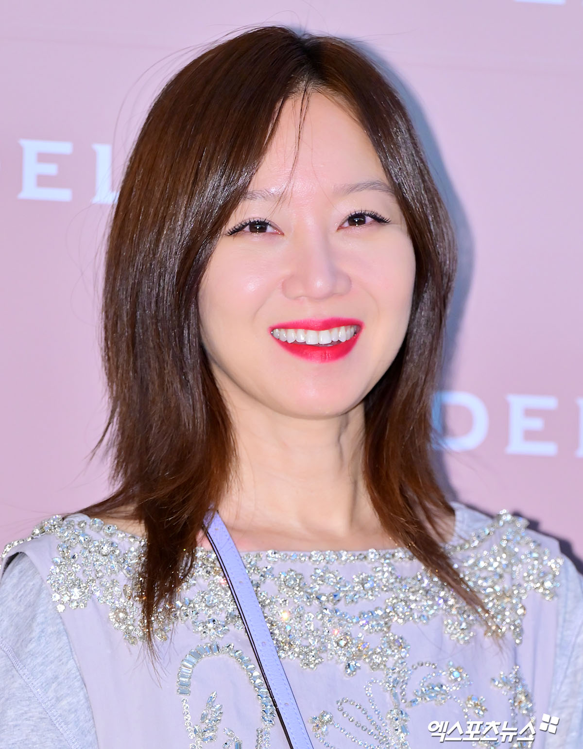 공효진이 포즈를 취하고 있다.