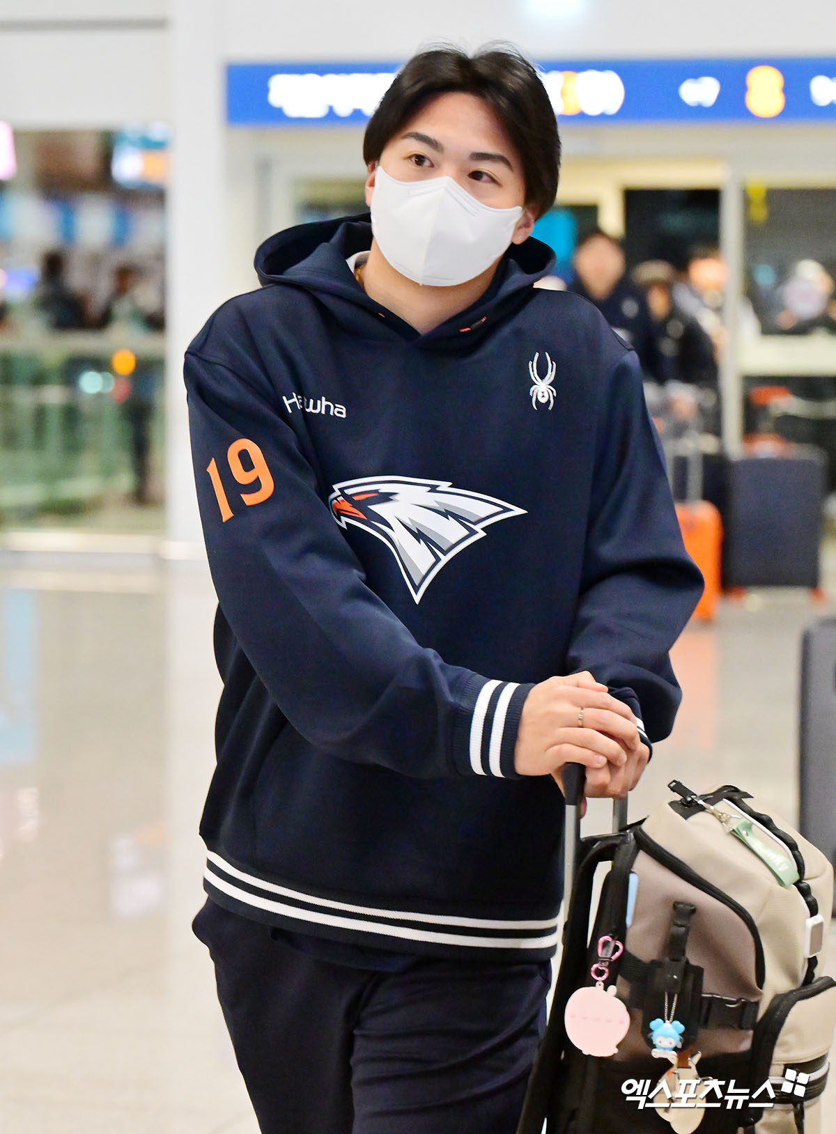 한화 이글스 왕옌청의 2026 월드베이스볼클래식(WBC) 대만 대표팀 합류가 불발됐다. 앞서 대만 언론 'TSNA'는 '이번 WBC에서 한국과 대만은 서로를 본선 진출의 최대 경쟁 상대로 인식하고 있으며, 공식 경기 전부터 정보 수집과 전력 노출에 매우 민감한 상황'이라며 '만약 왕옌청이 소속팀 유니폼을 입고 연습경기에서 한국 대표팀을 상대로 등판한다면, 여러 논란과 해석을 낳을 가능성도 있다'고 보도했다. 다만 결과적으로 왕옌청이 최종 엔트리에 승선하지 못하면서 대만 현지의 다소 이른 우려는 쓸데없는 걱정이 됐다. 엑스포츠뉴스 DB