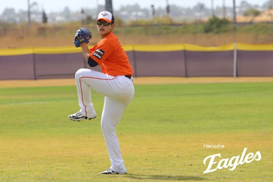 지난 4일 불펜 피칭 준비 도중 어깨 통증을 느낀 한화 이글스 문동주가 6일 귀국해 다음 날 병원 정밀 검진을 받을 예정이다. 그는 이번 어깨 부상으로 2026 월드베이스볼클래식(WBC) 대표팀 합류가 불발됐다. 한화 이글스