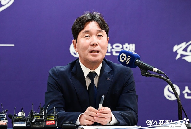 6일 오전 서울 중구 프레스센터에서 열린 2026 WBC 대한민국 야구 대표팀 최종 명단 발표 기자회견에 참석한 류지현 감독이 취재진의 질문에 답하고 있다. 태평로, 박지영 기자