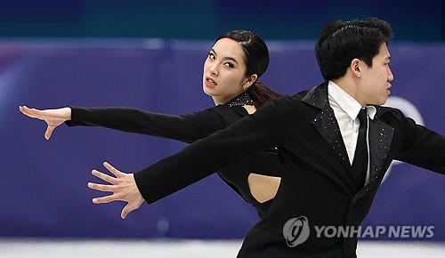 한국 피겨 아이스댄스 임해나-권예 조는 6일 이탈리아 밀라노 아이스스케이팅 아레나에서 열린 2026 밀라노·코르티나 동계올림픽 피겨 단체전 첫 경기인 아이스댄스 리듬 댄스에서 기술점수 39.54점, 예술점수 31.01점을 얻어 합계 70.55점을 얻어 10개팀 중 7위를 차지했다. 이번 시즌 리듬 댄스 국제빙상경기연맹(ISU) 공인 최고 점수인 지난해 11월 챌린저시리즈 바르샤바컵 76.02점엔 미치지 못했으나 지난달 중국 베이징에서 치렀던 2026 ISU 4대륙선수권대회에서 찍었던 66.05점보다는 나은 점수를 얻는 등 성공적인 올림픽 첫 연기를 펼쳤다. 연합뉴스
