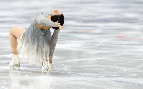 신지아는 6일 이탈리아 밀라노 아이스스케이팅 아레나에서 열린 2026 밀라노·코르티나 동계올림픽 피겨 단체전 여자 싱글에서 쇼트프로그램에서 기술점수(TES) 37.93점, 예술점수(PCS) 30.80점을 받으면서 합계 68.80점을 얻었다. 10명의 출전 선수들 중 4위를 차지했다. 신지아의 이날 점수는 이번 시즌 국제빙상경기연맹(ISU) 쇼트프로그램 공인 최고점인 지난 9월 독일 네벨혼 트로피 대회에서의 74.47점보다는 낮지만 나머지 4개 대회보다는 높다. 신지아는 쇼트프로그램 뒤 '올림픽이라고 생각하면 긴장될 것 같아 늘 하던 대회라고 생각하면서, 그래도 긴장됐지만 너무 긴장하지 않으려고 방법을 찾은 것 같다'고 밝혔다. 연합뉴스