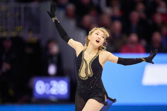 신지아의 연기는 여자 싱글 강국인 이웃 일본을 긴장하게 할 것으로 보인다. 지난 2006 토리노 대회에서 아라카와 시즈카가 자국 피겨사 최초로 올림픽 금메달을 따내는 쾌거를 쓴 일본은 20년 만에, 토리노와 같은 이탈리아 도시 밀라노에서 다시 한 번 여자 싱글 우승을 다짐하고 있다. 라인업도 화려하다. 세계선수권 3회 우승에 빛나는 사카모토 가오리를 비롯해 지난달 4대륙선수권에서 은메달과 동메달을 각각 따낸 나카이 아미와 치바 모네가 동반 출전한다. 몇몇 매체에서는 일본 선수들의 컨디션이 잘 유지되면 이번 대회 여자 싱글 금메달, 은메달, 동메달을 싹쓸이 할 수 있을 것으로 보기도 한다. 일본은 자국 선수들의 라이벌로 2024 세계선수권 은메달리스트 이사보 레비토를 비롯해 앰버 글렌, 알리사 리우 등 3명이 나서는 미국, 그리고 이번 대회에서 중립선수 자격으로 출전하는 러시아 최강 아델리나 페트로시안을 꼽았다. 다만 한국의 신지아, 이해인은 외면하는 모습이다. 연합뉴스