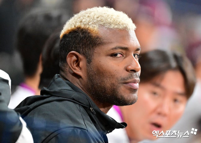 지난해까지 KBO 리그에서 뛰었던 야시엘 푸이그가 오랜 시간 감옥에서 시간을 보낼 위기에 처했다. 글로벌 스포츠 매체 '디 애슬레틱'은 7일 '푸이그가 사법 방해 및 허위 진술 혐의로 유죄 판결을 받았다'고 보도했다. 이번 판결은 배심원단의 만장일치를 통해 나왔다. 매체에 따르면 푸이그는 최대 징역 15년에 처해질 수 있다고 한다. 최종 선고 공판은 오는 5월 27일에 열릴 예정이다. 구속영장은 기각됐으나, 해외로 나갈 시 법원에 신고해야 한다. 엑스포츠뉴스DB