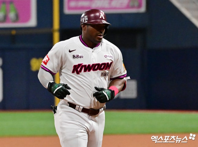 지난해까지 KBO 리그에서 뛰었던 야시엘 푸이그가 오랜 시간 감옥에서 시간을 보낼 위기에 처했다. 글로벌 스포츠 매체 '디 애슬레틱'은 7일 '푸이그가 사법 방해 및 허위 진술 혐의로 유죄 판결을 받았다'고 보도했다. 이번 판결은 배심원단의 만장일치를 통해 나왔다. 매체에 따르면 푸이그는 최대 징역 15년에 처해질 수 있다고 한다. 최종 선고 공판은 오는 5월 27일에 열릴 예정이다. 구속영장은 기각됐으나, 해외로 나갈 시 법원에 신고해야 한다. 엑스포츠뉴스DB