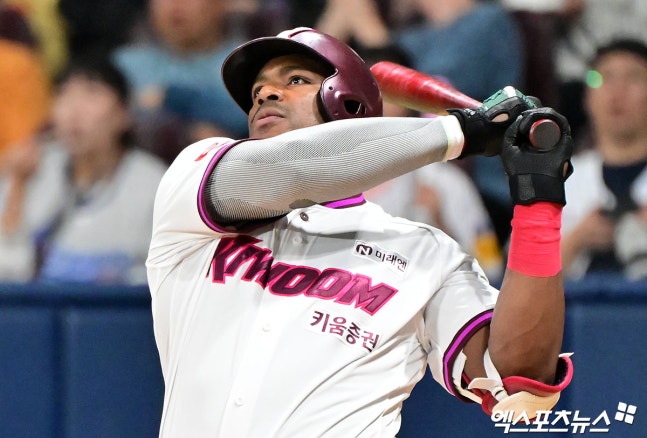 지난해까지 KBO 리그에서 뛰었던 야시엘 푸이그가 오랜 시간 감옥에서 시간을 보낼 위기에 처했다. 글로벌 스포츠 매체 '디 애슬레틱'은 7일 '푸이그가 사법 방해 및 허위 진술 혐의로 유죄 판결을 받았다'고 보도했다. 이번 판결은 배심원단의 만장일치를 통해 나왔다. 매체에 따르면 푸이그는 최대 징역 15년에 처해질 수 있다고 한다. 최종 선고 공판은 오는 5월 27일에 열릴 예정이다. 구속영장은 기각됐으나, 해외로 나갈 시 법원에 신고해야 한다. 엑스포츠뉴스DB