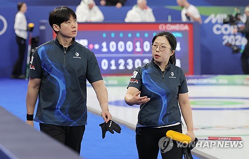 사상 첫 자력 진출의 쾌거를 이룬 한국 컬링 믹스더블이 올림픽 무대에서 혹독한 신고식을 치르고 있다. 2026 밀라노·코르티나담페초 동계올림픽 컬링 믹스더블 라운드로빈 4차전서 김선영(강릉시청)-정영석(강원도청) 조가 영국의 제니퍼 도즈-브루스 마워트 조에 2-8로 완패했다. 이로써 한국은 스웨덴(3-10 패), 이탈리아(4-8 패), 스위스(5-8 패)에 이어 영국전까지 패배하며 4전 전패를 기록, 체코와 함께 최하위에 머물렀다. 연합뉴스