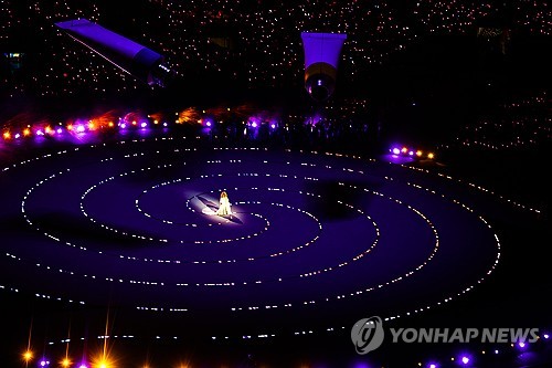 세계적인 팝스타 머라이어 캐리가 2026 밀라노·코르티나담페초 동계올림픽 개막식 무대에서 립싱크 논란에 휘말렸다. 현지 매체와 SNS상에서는 캐리의 입 모양이 흘러나오는 노래와 맞지 않는다는 지적이 빗발쳤다. 일부 팬들 사이에서는 대형 야외 스타디움의 음향 여건상 립싱크가 불가피했을 수 있다는 옹호론도 나왔으나, 올림픽 개막식이라는 상징성을 고려할 때 준비가 부족했다는 비판이 지배적이다. 연합뉴스