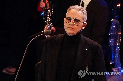 세계적인 팝스타 머라이어 캐리가 2026 밀라노·코르티나담페초 동계올림픽 개막식 무대에서 립싱크 논란에 휘말렸다. 현지 매체와 SNS상에서는 캐리의 입 모양이 흘러나오는 노래와 맞지 않는다는 지적이 빗발쳤다. 일부 팬들 사이에서는 대형 야외 스타디움의 음향 여건상 립싱크가 불가피했을 수 있다는 옹호론도 나왔으나, 올림픽 개막식이라는 상징성을 고려할 때 준비가 부족했다는 비판이 지배적이다. 연합뉴스