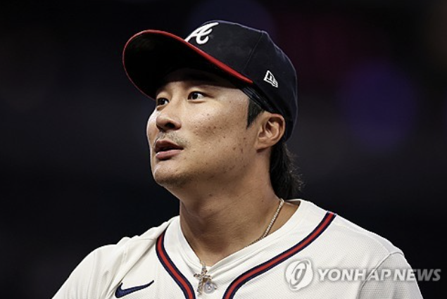 미국 메이저리그(MLB) 애틀랜타 브레이브스는 6일 구단 공식 SNS에 김하성과의 인터뷰 영상을 공개했다. 이날 인터뷰는 애틀랜타 경기를 중계하는 '브레이브스 라디오 네트워크'의 스포츠캐스터 벤 잉그램이 진행했다. 김하성은 최근 빙판길 부상에 대해 '오프시즌 때 열심히 준비했다. 부상이 있어서 올해는 부상 없이 치르고 싶어서 노력했는데 안타깝게 다쳐서 기분이 좋진 않다'고 털어놓았다. 연합뉴스