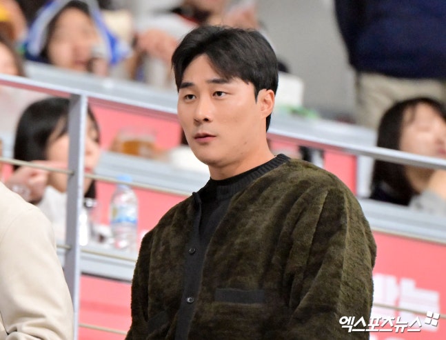 미국 메이저리그(MLB) 애틀랜타 브레이브스는 6일 구단 공식 SNS에 김하성과의 인터뷰 영상을 공개했다. 이날 인터뷰는 애틀랜타 경기를 중계하는 '브레이브스 라디오 네트워크'의 스포츠캐스터 벤 잉그램이 진행했다. 김하성은 최근 빙판길 부상에 대해 '오프시즌 때 열심히 준비했다. 부상이 있어서 올해는 부상 없이 치르고 싶어서 노력했는데 안타깝게 다쳐서 기분이 좋진 않다'고 털어놓았다. 엑스포츠뉴스DB